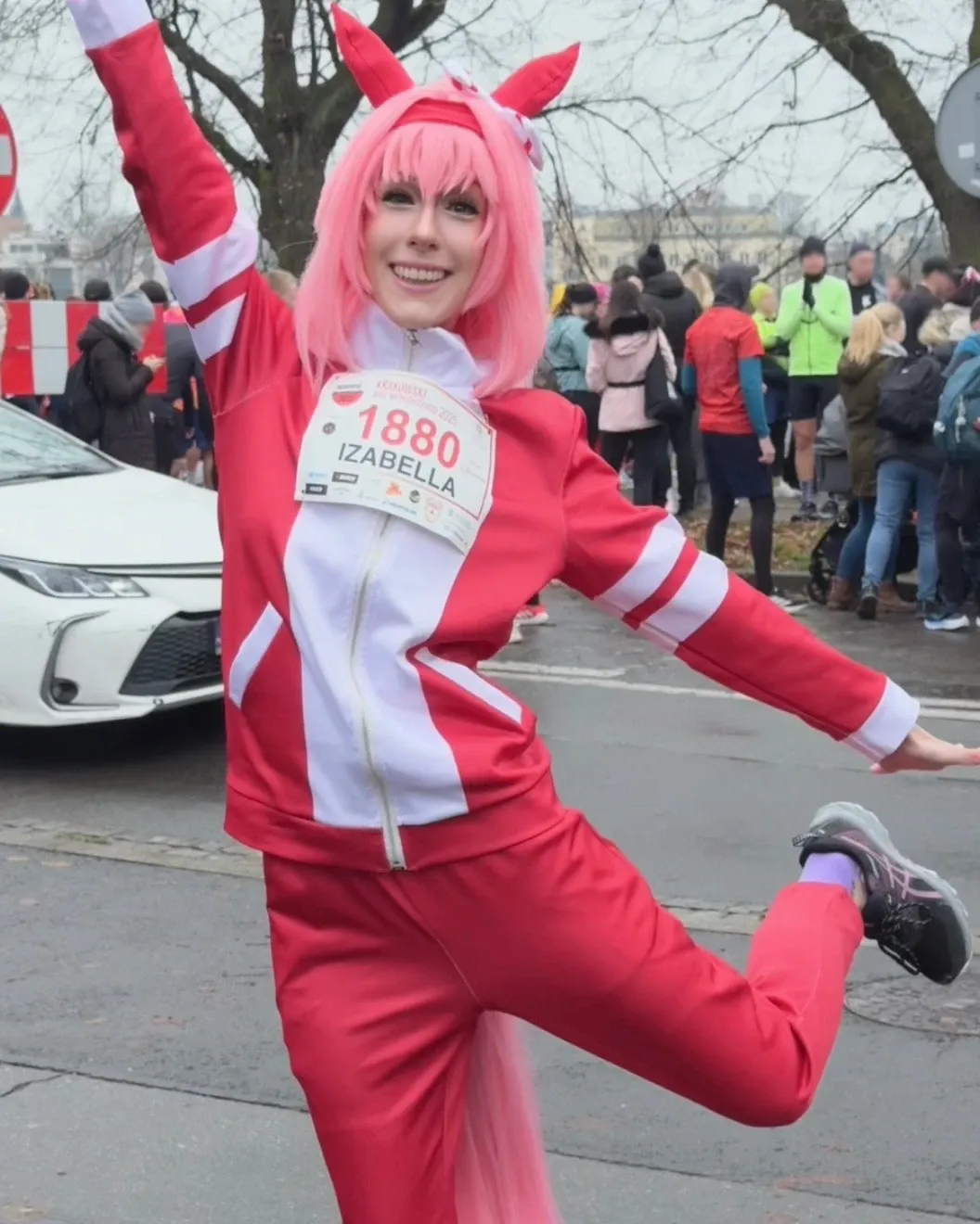 Toraishya in Haru Urara cosplay with pink hair and horse ears, jumping at the start of a race